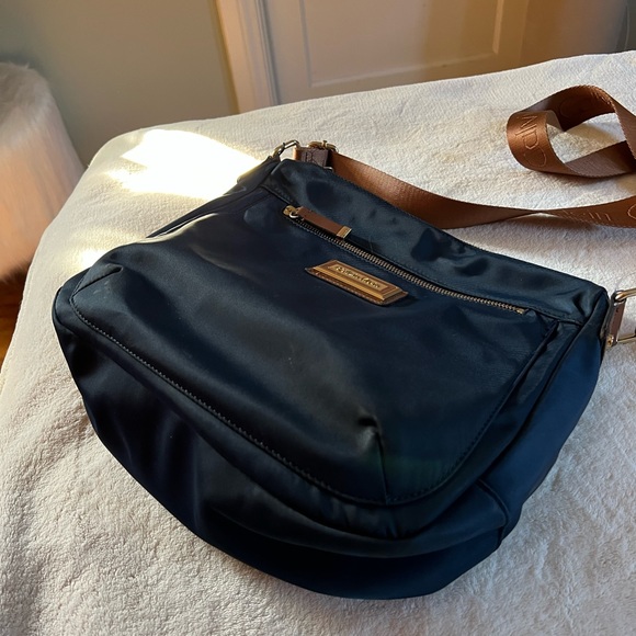 Calvin Klein ✨ Navy Blue/Tan Crossbody Bag - Picture 5 of 10